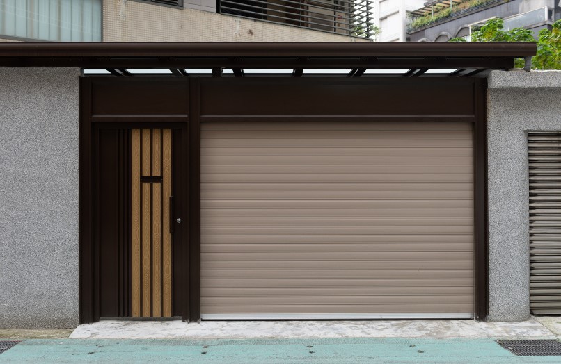 Секреты выбора идеальной двери в гараж: материалы, безопасность, дизайн